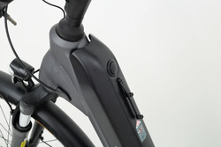 Rower elektryczny z akumulatorem wewnątrz ramy