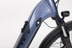 Rower elektryczny z akumulatorem wewnątrz ramy