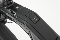 Rower elektryczny z akumulatorem wewnątrz ramy