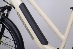 Rower elektryczny z akumulatorem wewnątrz ramy