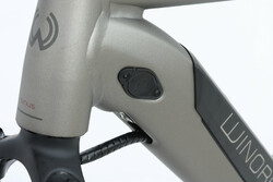 Rower elektryczny z akumulatorem wewnątrz ramy