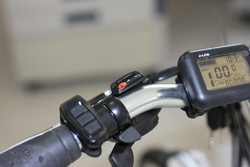 manetka gazu rower elektryczny