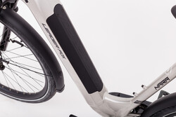 Rower elektryczny z akumulatorem wewnątrz ramy