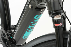 Rower elektryczny z akumulatorem wewnątrz ramy